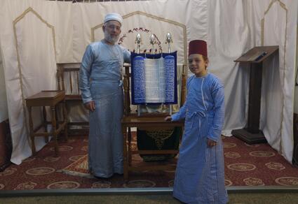 Prêtre samaritain et enfant avec la Torah