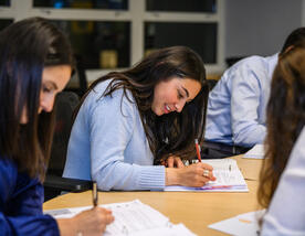 Boursiers Sacks travaillant en classe